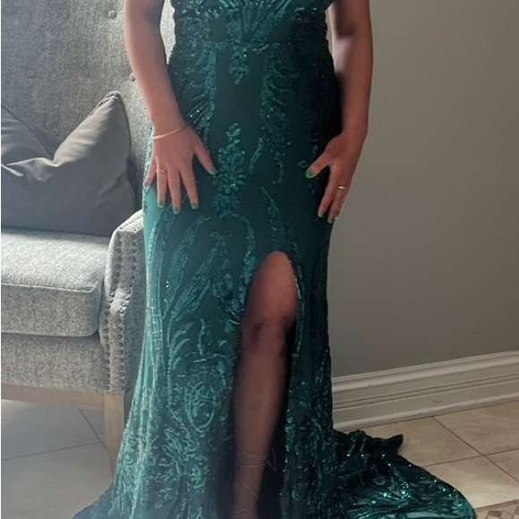 Beautiful emerald green sequin dress with train. - Picture 7 of 7